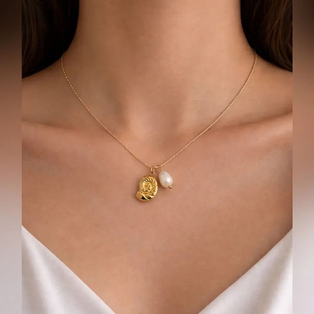 Gold Shell Pendant Necklace M736